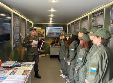 Курсанты Хабаровского филиала Центра «ВОИН» встретили агитпоезд Минобороны России