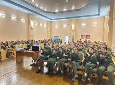 В рамках летней смены «Время юных героев» курсанты Центра «ВОИН» провели урок мужества «Именем героя»