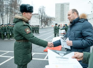 Директор Центра «ВОИН» Дмитрий Шевченко вручил курсантам Военного университета сертификаты об окончании обучения