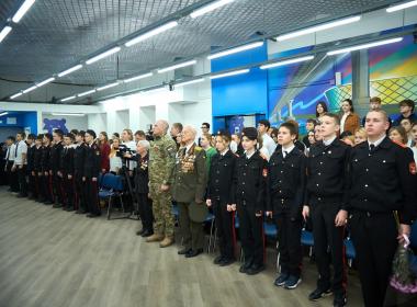 Ветеран передал Центру «ВОИН» Знамя Победы в День разгрома нацистов в Сталинградской битве