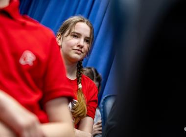 Герой РФ Степан Белов пообщался с курсантами и подарил Центру «ВОИН» флаг танковых войск