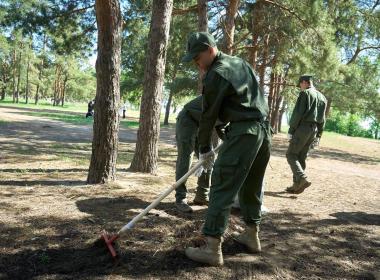 На службе памяти: курсанты Центра «ВОИН» продолжают участие в акции «Мы за чистоту»