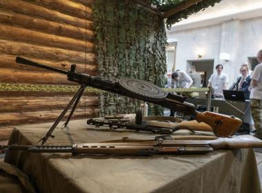 Сергей Кириенко осмотрел стенд Центра «ВОИН» на марафоне «Знание. Первые»